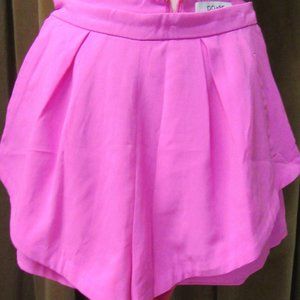 NWOT, DO-BE hot pink shorts, w/under shorts, and has a 2 side pockets. Size: S